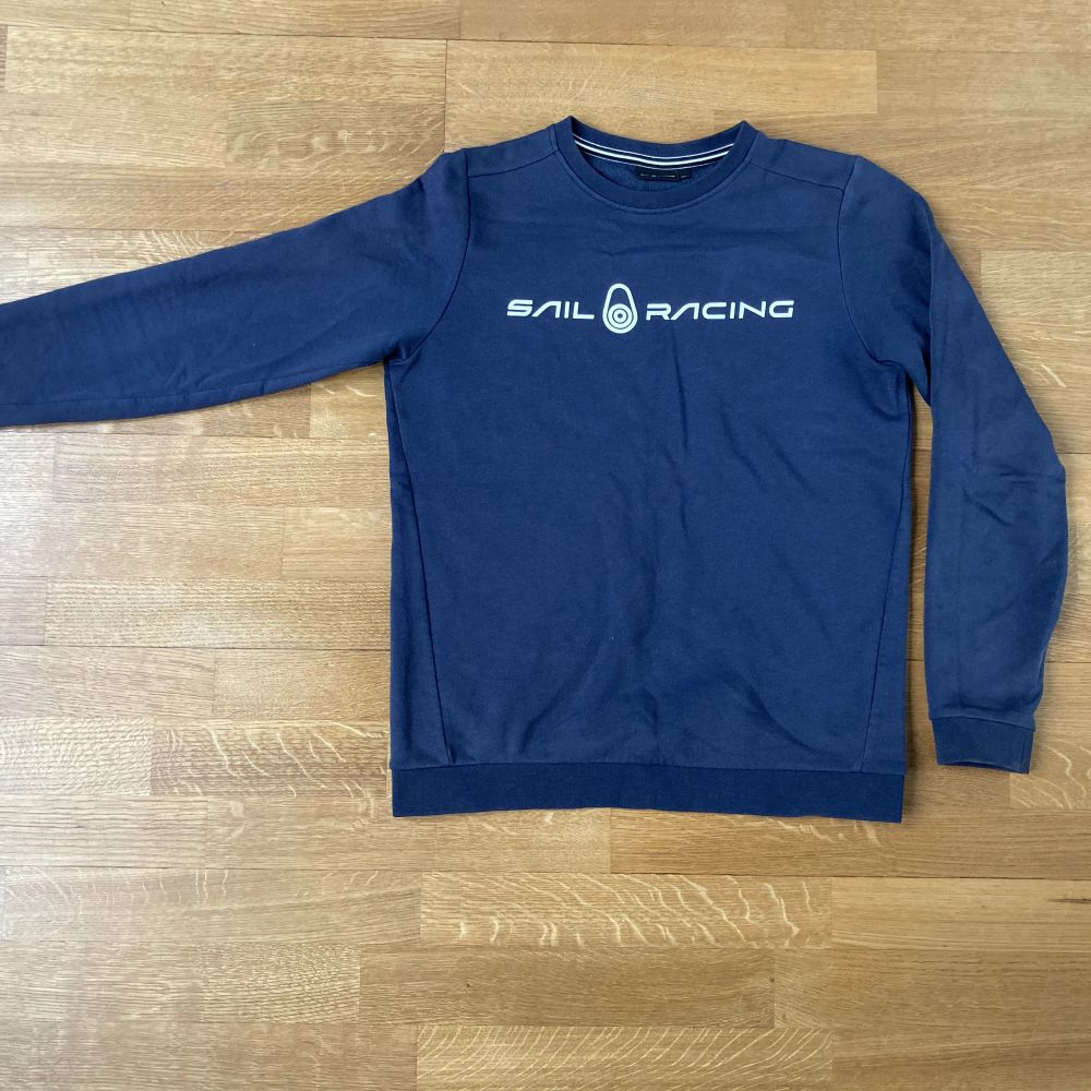Blå Sail Racing sweatshirt, skick 9/10, säljer pga att den inte passar längre, nypris 750. Huvtröjor & Träningströjor.