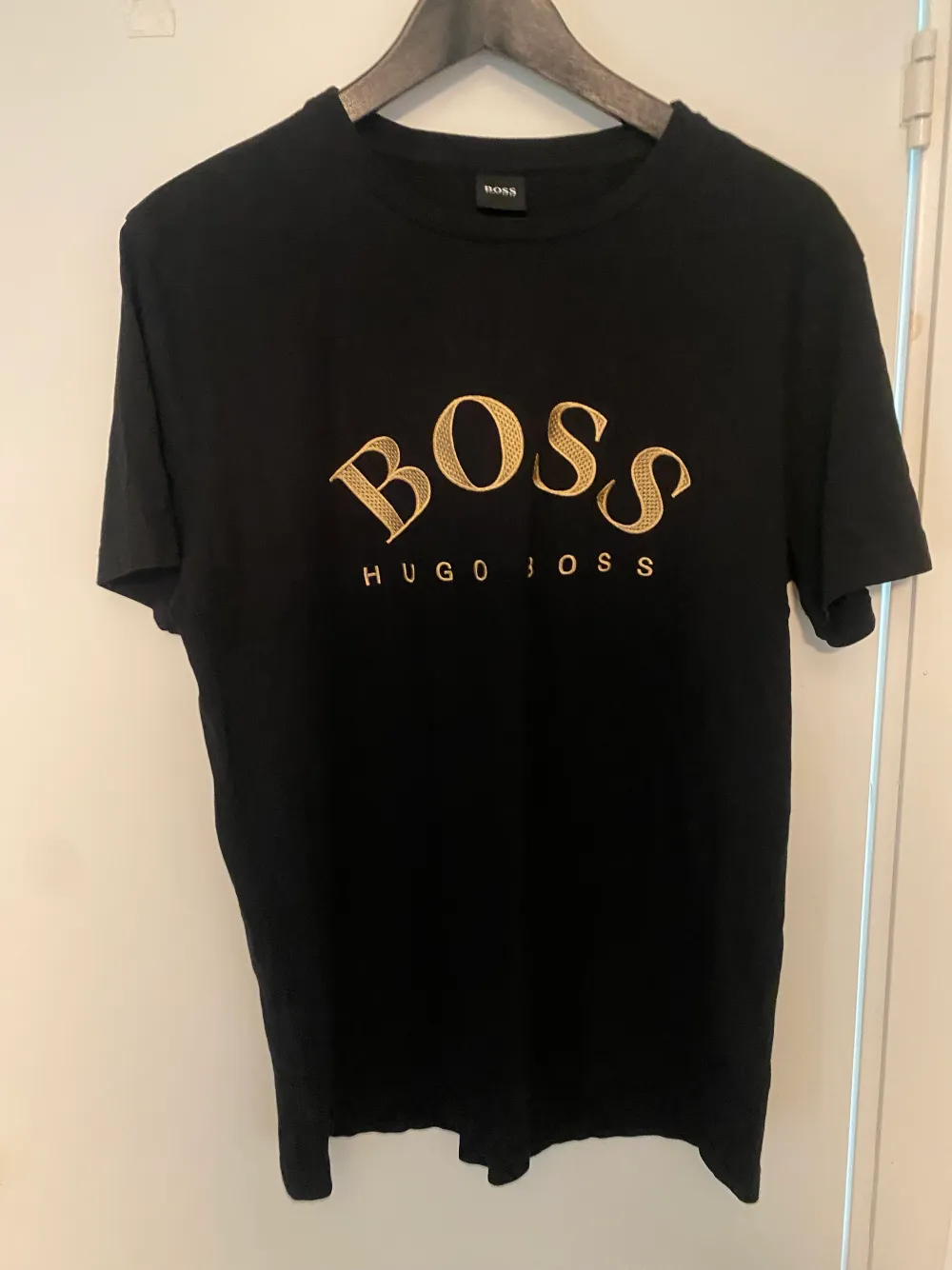 Jag säljer min Hugo boss t shirt som är för liten för skit 5av 5 . T-shirts.