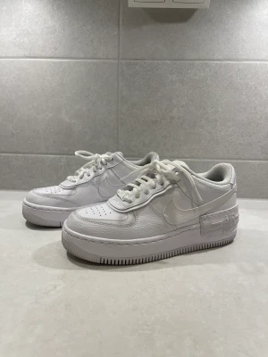 Nike Air Force 1 37.5 - Nike Air Force 1 storlek 37,5. Använda fåtal gånger. Kan mötas upp i Malmö eller Göteborg. 