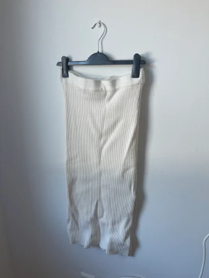 kjol - jättefin stickad kjol med slits nertill!