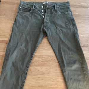 C.O.F Studio Jeans oliv - Herr. Storlek 33. Använda, små slitage finns, se bild på märke på baksida. Modell M7 Tapered. Nypris 2900 kr. Hämtas vid St knuts torg Malmö, kan också skickas mot frakt. Rensar min sambos garderob så titta in på mina andra annonser.