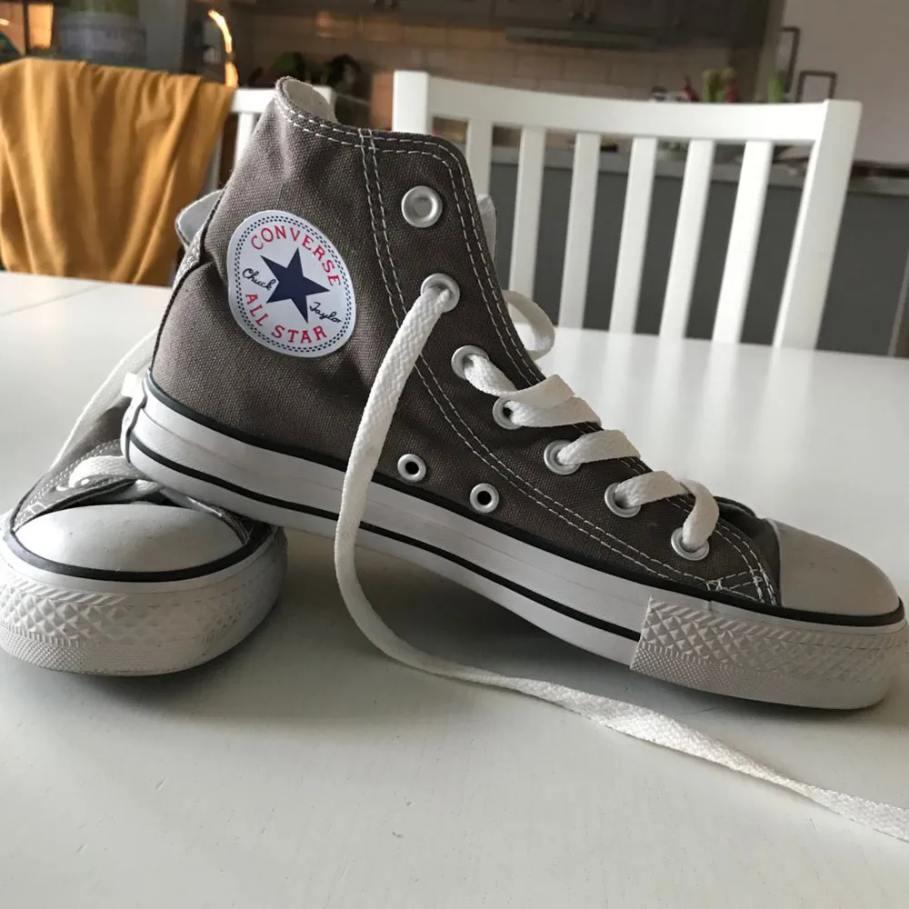 !LÅNAD BILD!  Säljer nu mina höga bruna converse , använt ett fåtal gånger men sparsamt använda och inga speciella defekter 💖 . Skor.