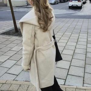 Kappa - Super snygg kappa från zara som inte kommer till användning. Köpt för 559kr. Första bilden visar färgen bättre än de andra två. 