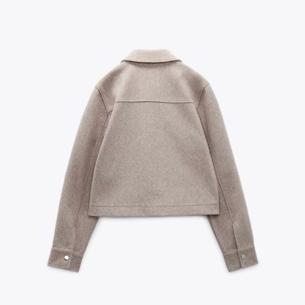Finns kvar!! Skulle vilja byta min jacka/korta kappa från Zara mot en i S då den är liten i storlek. Den är bara använd en gång och kan möjligtvis sälja den för bra pris. Budet ligger på 360kr!. Jackor.