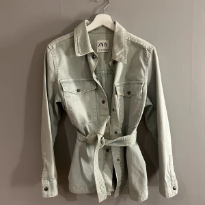 Kappa från zara - Ljus grön kappa från zara, storlek s  använd två gånger endast, köpt för 450kr 
