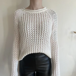 Hålstickad tröja - Vit hålstickad tröja från H&M i storlek XS. Har någon lös ögla som inte syns då jag dragit in den på insidan.