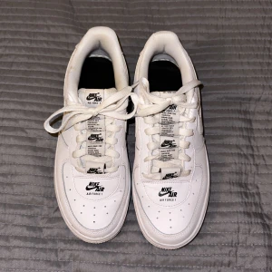 Nike airforce 1 white - Köpte för 3 år sedan för 1199 kr på footish. Använda på min student och några gånger utöver det. Skorna är i fint skick men säljer dom då jag inte använder dom längre. 