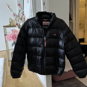 Levi’s jacka med justerbar midja  - Supersnygg och skön kort jacka från Levi’s med justerbar midja.  Använd enbart ett fåtal gånger så i nyskick!  Nypris 1295kr.  Strl. M  🤍 
