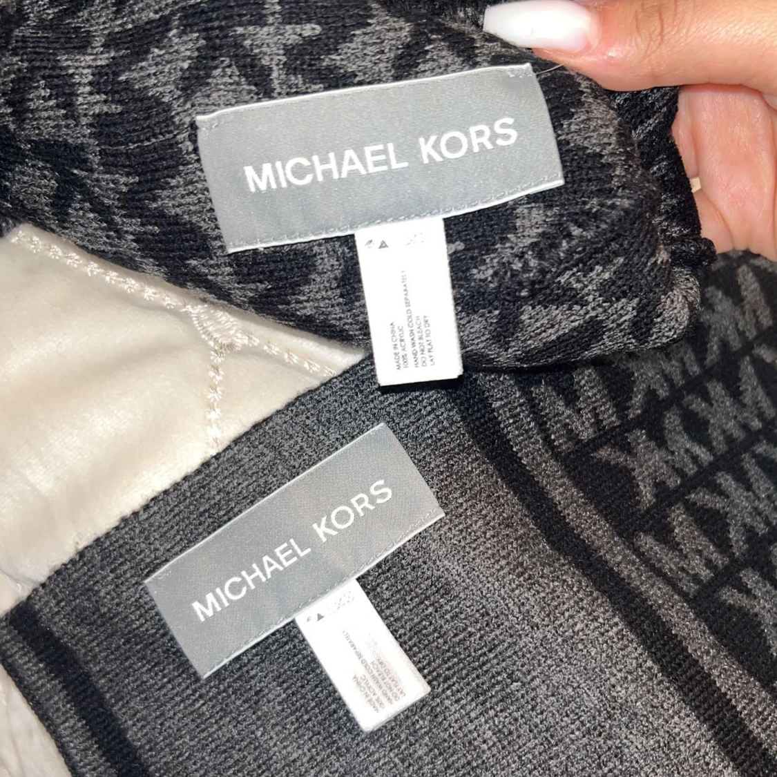 Säljer äkta michael kors halsduk och mössa! - 90