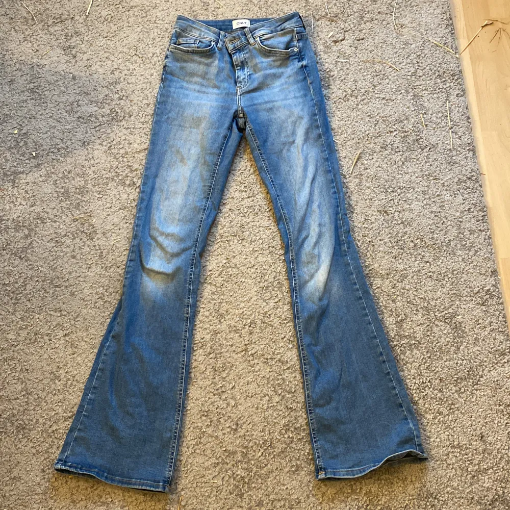 Säljer mina Low waist Bootcut jeans ifrån only❤️ de är inte mycket använda då de har blivit lite små❤️ storlek S32!  jag säljer för 250kr💗 skriv privat för fler bilder!. Jeans & Byxor.