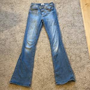 Säljer mina Low waist Bootcut jeans ifrån only❤️ de är inte mycket använda då de har blivit lite små❤️ storlek S32!  jag säljer för 250kr💗 skriv privat för fler bilder!