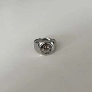 Ring  - Jättesöt smiley ring från brandy Melville. Aldrig använd då den e för stor för mig