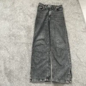 Det här är ett par Lindex jeans modell Vanja helt nya aldrig använda säljer dom för att dom är för korta 💖