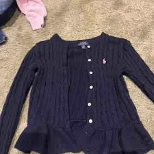 Fin kofta - Söt ralphlauren kofta i jätte fint skick. Den är i storleken 8-10 men skulle säga att den passar någon med xxxs - xxs. Hör av er om ni har frågor.❤️