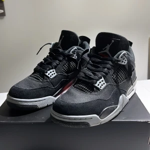 Air Jordan 4  - 9/10 skick använda bara 3 gånger, kvitto finns i boxen och pris kan diskuteras 