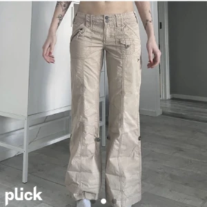 Cargo byxor - cargo byxor jag köpte på plick, satt lite kort på mig :)