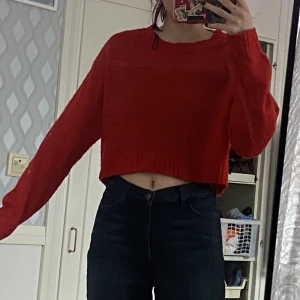 Röd stickad kofta - Söt kortare kofta, lite tunnare och lättare.  Lång i ärmarna. 