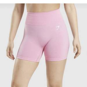 Nästintill nya rosa vital seamless gymshark shorts (endast använda 2 gånger) 😁Fler bilder finns vid intresse!