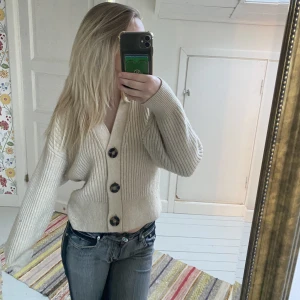 Stickad Cardigan - En jättefin stickad cardigad tröja ifrån hm, jättefint skick❤️❤️❤️