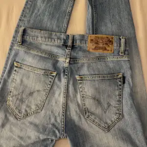 Skitsnygga vintage jeans från Crocker. Midjemåttet tvärs över är 36,5cm och innerbens längden är 78cm. Skriv för fler frågor❤️