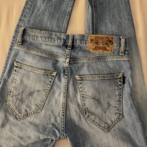Lågmidjade Jeans - Skitsnygga vintage jeans från Crocker. Midjemåttet tvärs över är 36,5cm och innerbens längden är 78cm. Skriv för fler frågor❤️