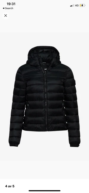Superdry jacka - Har köpt den jacka för 1300kr från en websida den är äkta.Vill sälja den för att jag vill samla pengar till en ny