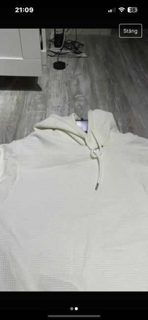 Vit tröja  - En vit tröja som aldrig är använd, tröjan har ett fint mönster. Tröjan är såklart i ett väldigt bra skick 