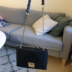 LA BELLA Sweden väska - Så snygg väska som inte passar min stil längre! (Nypris: 1168kr)   (Knapparna har lite slitningar men det syns knappt)