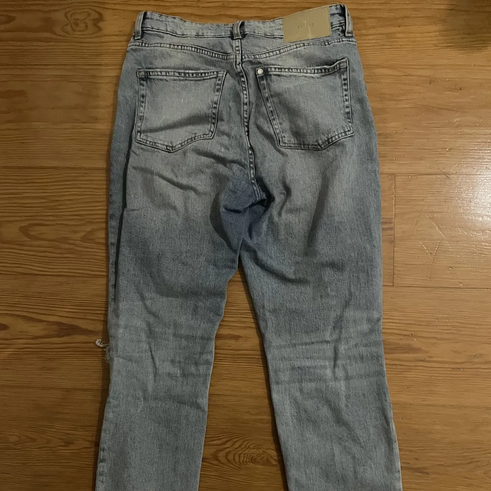 Straighta mom jeans med hål på båda benen från H&M, skönt jeans material. Säljer pga kommer inte till någon användning längre. Använt flertal gånger men finns inga defekter! Köpta för 399 kr!. Jeans & Byxor.