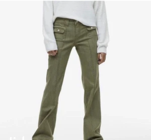 Low Rise cargo pants - Hm byxor som är slutsålda överallt!! 