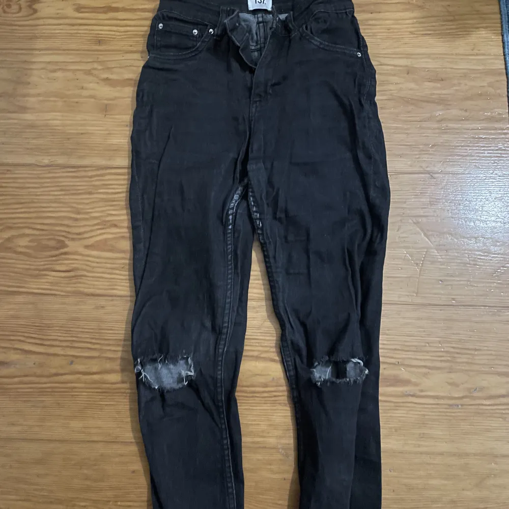 Ett par svarta/mörkgrå high waist skinny jeans med hål i från lager157. Säljer pga då de har varit i min garderob i flera år och vill därför bli av med de! . Jeans & Byxor.