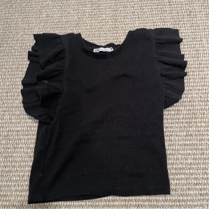 Volang top - Säljer denna fina topp från zara pågrund av att den inte kommer till användning, TVÄTTAS INNAN KÖP❤️‍🔥