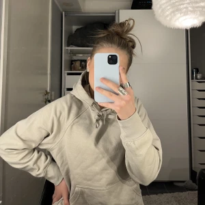 Hoodie - Säljer min hoodie med liten slits, nyskick aldrig använd. Köpt för 200kr, säljer för 50kr.   