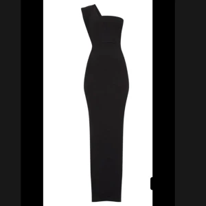 Svart One Shoulder Maxiklänning - Passar väldigt bra till event.  Chic maxiklänning.  