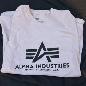 Alpha industies tröja  -  En fin vit tröja Max använd 3 gånger. Köpt för nåra år sedan. Storlek xs men passar s/m (stor i storleken)😅t-shirten kommer från alpha industries. 