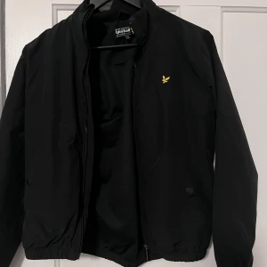 Lyle & Scott vår/sommar/höst jacka  - Fint skick 10/10 knappt använd. 