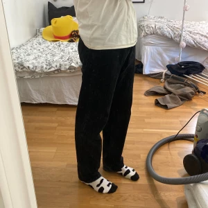 Svarta jeans - Ganska urtvättade som man ser på bilderna. Sköna och ganska Baggy. Jag har storlek 32 i midjan och behöver inget Belle med dessa byxor👍