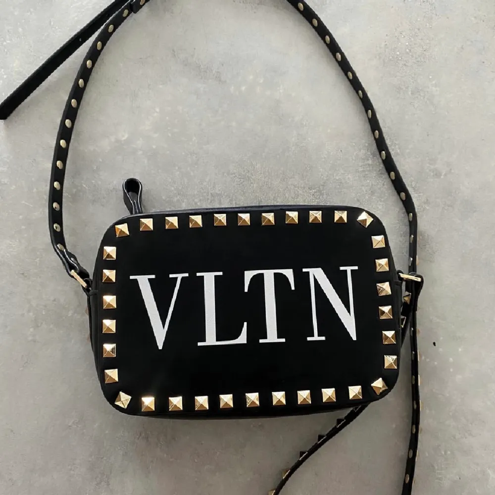 Inträssekoll!! På  min super fina Valentino rockstud camera bag köpt på plick för 2 år sedan❤️. Väskor.