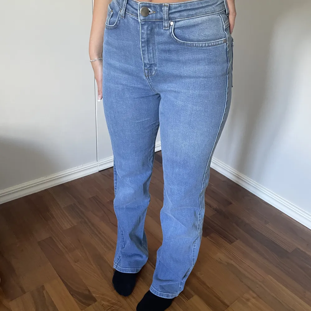 Blåa raka jeans från madlady strl Eu32 l32. Använda en gång så i nyskick. Köpta för 599kr. 💕💕. Jeans & Byxor.