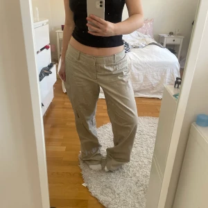 Beiga kostymbyxor  - Jättefina beigea kostymbyxor med lite glitter i tyget. Köpa här på plick och kommer inte till användning då dom är förstora. 