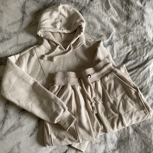 Lounge-set - Mjukisbyxor och tröja från loungewear. Nästan aldrig använda, nypris 1400:-, finns på fler sidor