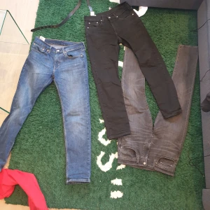 Levis 502 - Säljer 3 par levis 502  Grå paret: Helt nya storlek w29 l32     pris 500kr  Svarta paret: Använda i gott skick storlek w29 l3  pris  450kr  Blåa paret. Använda i bra skick förutom små 3/4 vita färgfläckar på framsidan   pris 300kr  1000 kr för alla 