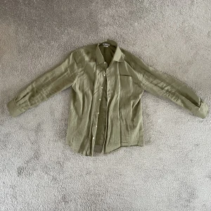 Linneskjorta XL - Linneskjorta från Zara, säljes då den är för stor för mig. Bra skick då den knappt är använd.
