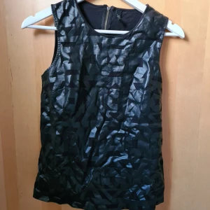 Linne roligt mönster - Mönstret är också svart men glänser.