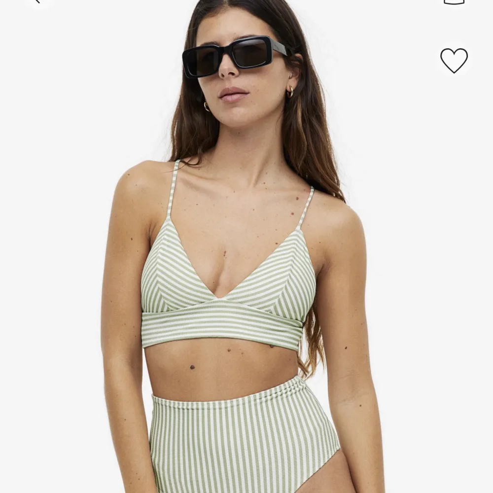 Säljer denna bikinitopp från H&M då den är för liten för mig.  Frakt tillkommer🫶🏼. Övrigt.