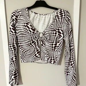 Festtopp - Vit/mörkbrun festtopp. Använd 1 gång. Väldigt bra skick! 