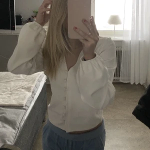 V-ringad blus - Vit långärmad blus som tyvärr inte kommer till användning då jag har alldeles för mycket blusar!💗Pris går att diskutera
