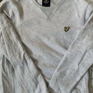 Lyle & scott sweatshirt - Säljer min Lyle & scott sweatshirt då den är för liten för mig skick 7/10 