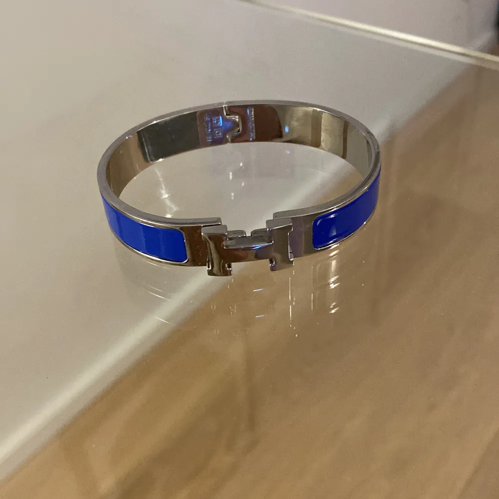 Elegant Hermes armband i blå och silver. . Accessoarer.