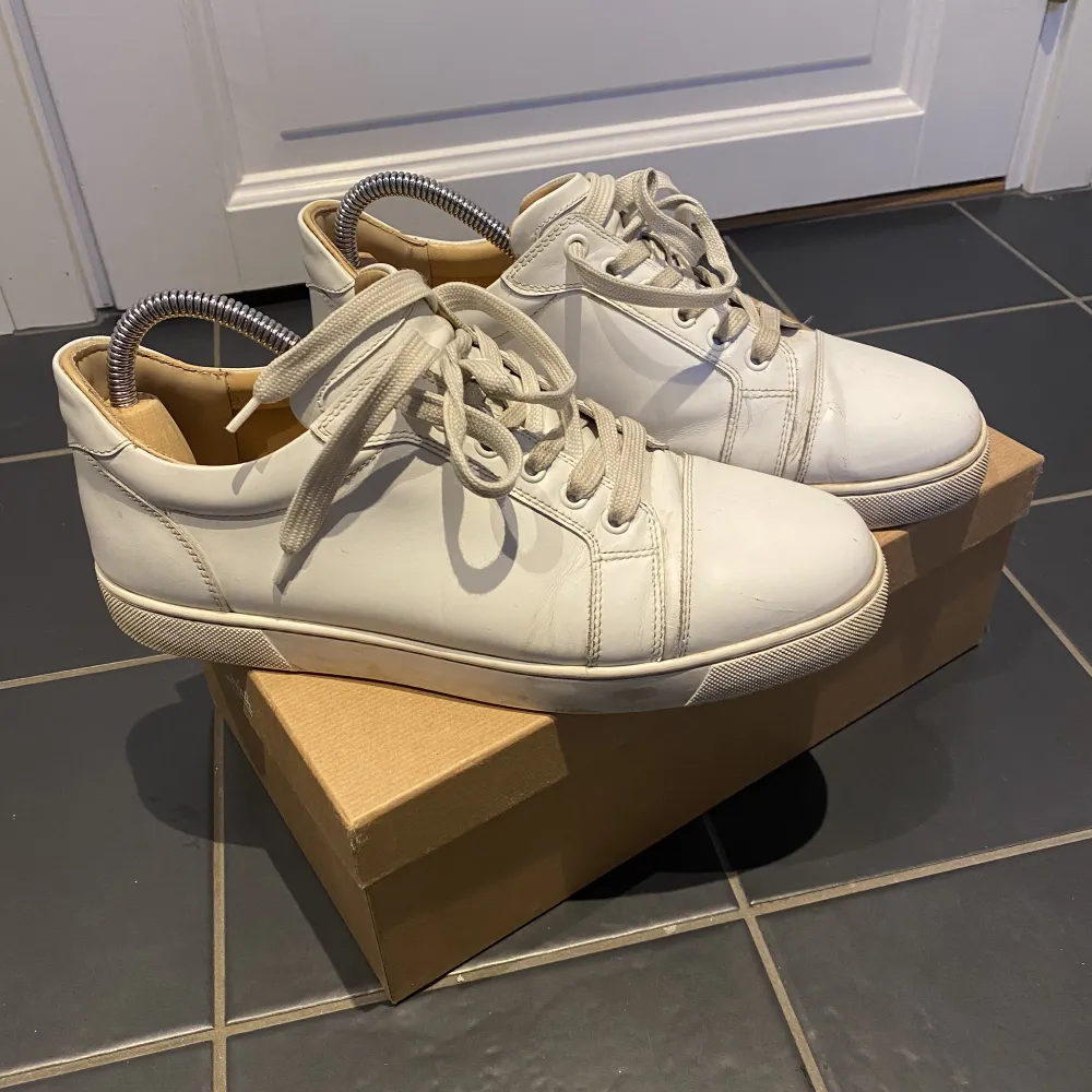 Säljer mina Christian Louboutin skor som köptes förra sommaren Storlek 42  Kvitto, box, påse och extra skosnören finns så klart!. Skor.